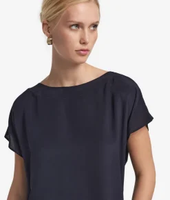 T-shirt con scollo a barchetta in seta e modal